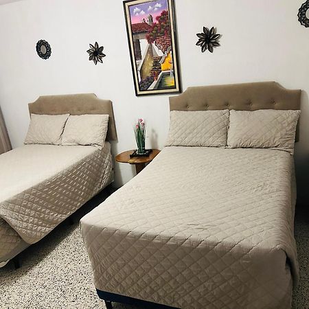 Hostal Los Volcanes Guatemala City Exterior photo