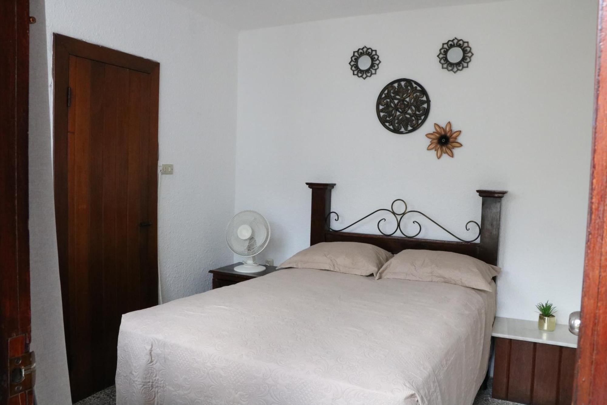 Hostal Los Volcanes Guatemala City Exterior photo