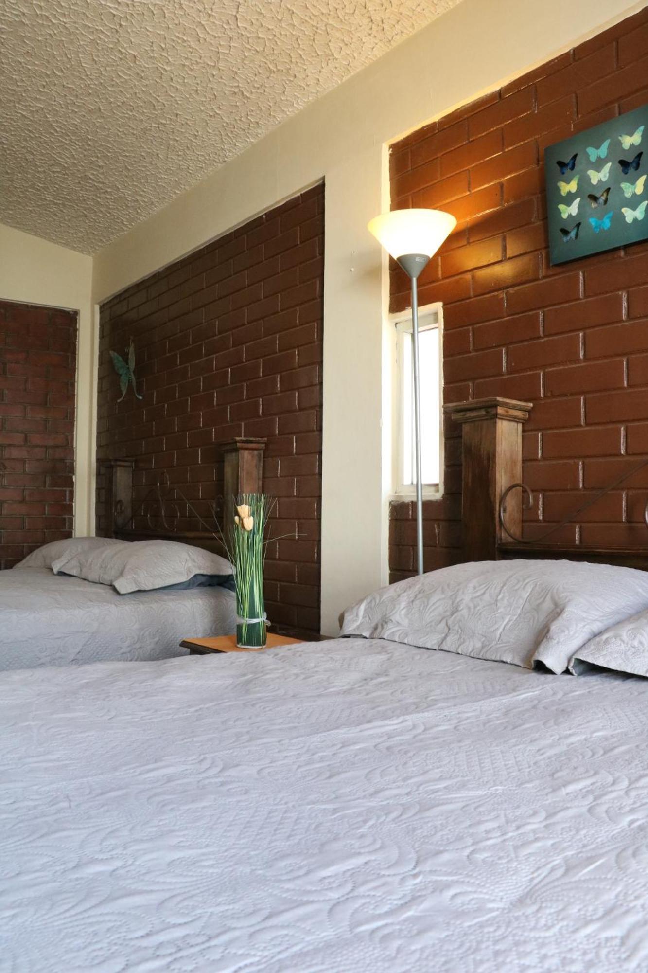 Hostal Los Volcanes Guatemala City Exterior photo