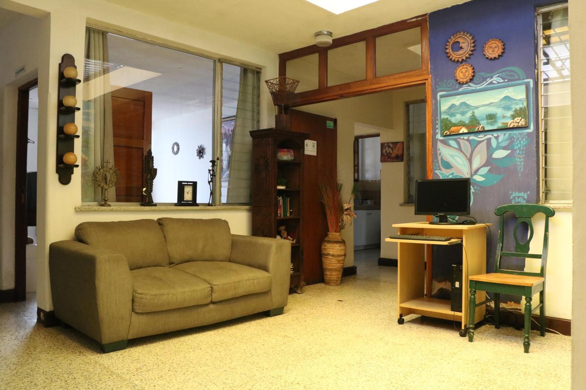 Hostal Los Volcanes Guatemala City Exterior photo
