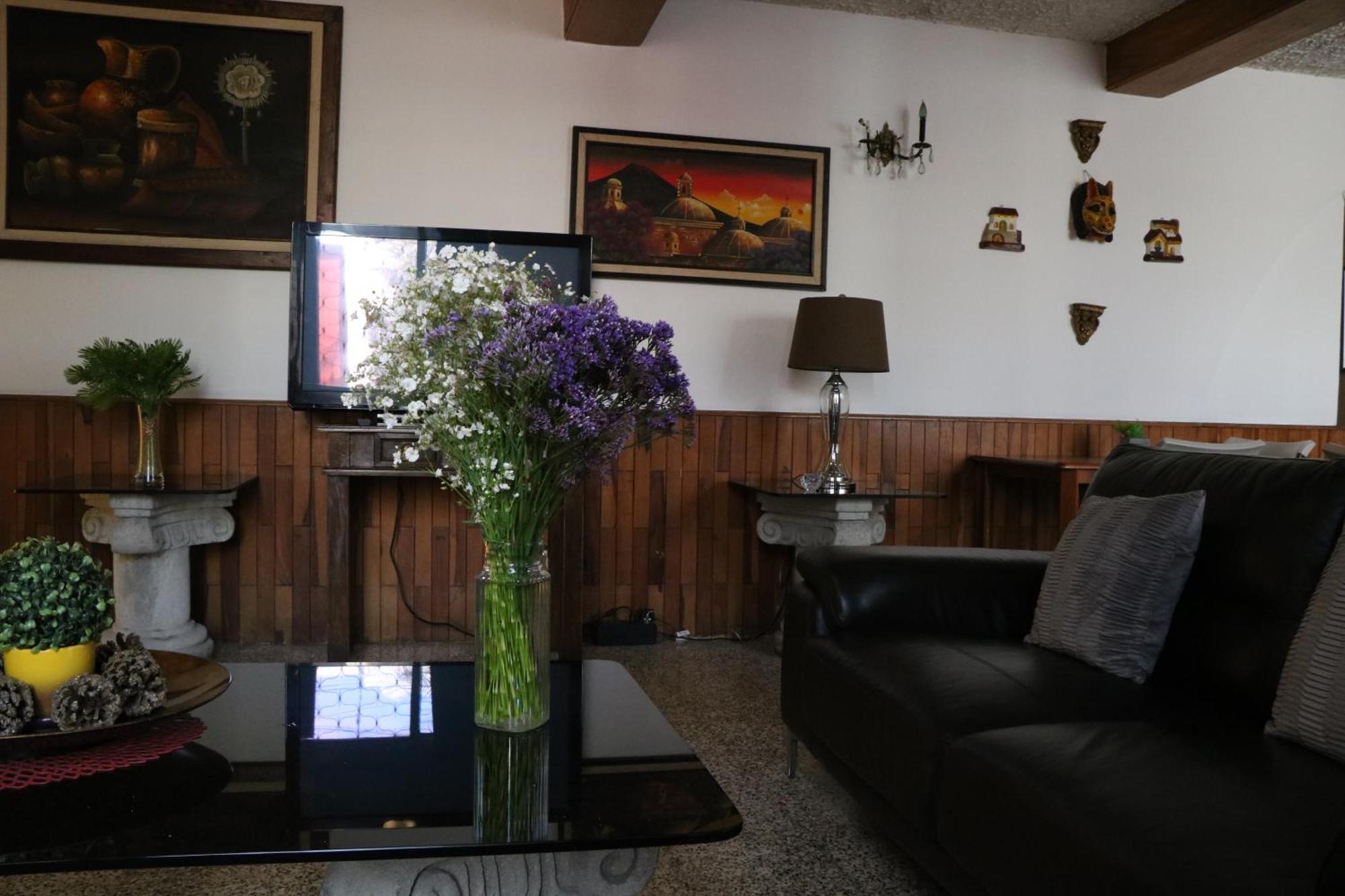 Hostal Los Volcanes Guatemala City Exterior photo