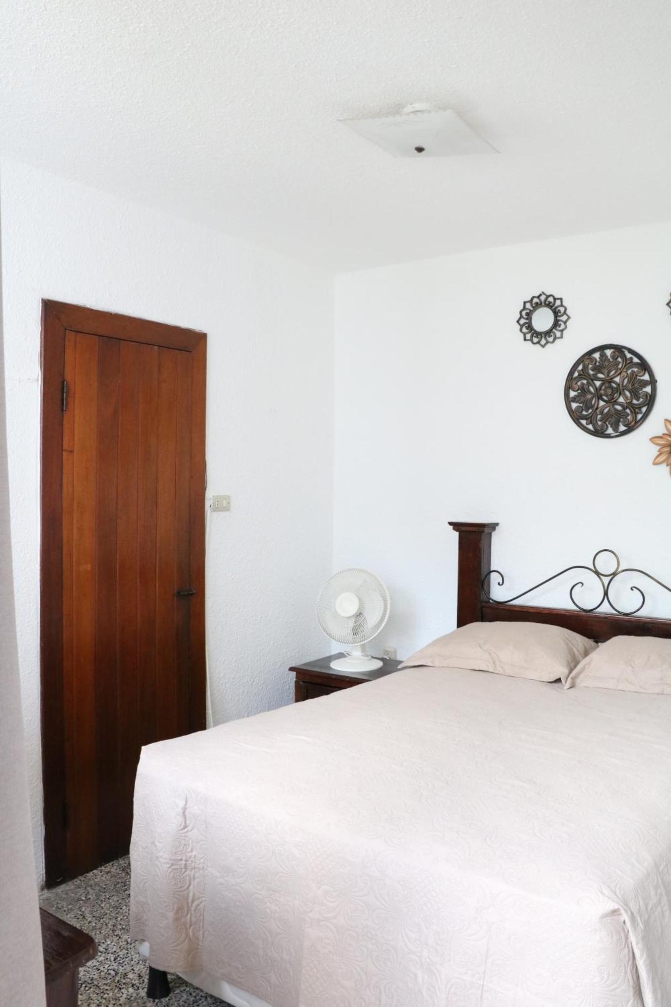 Hostal Los Volcanes Guatemala City Exterior photo