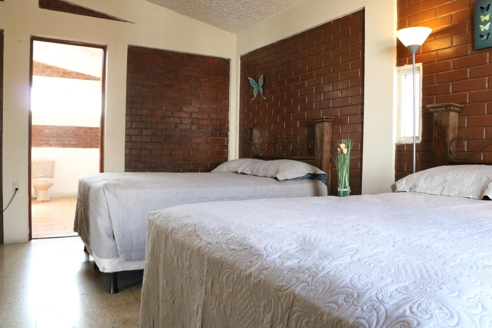 Hostal Los Volcanes Guatemala City Exterior photo