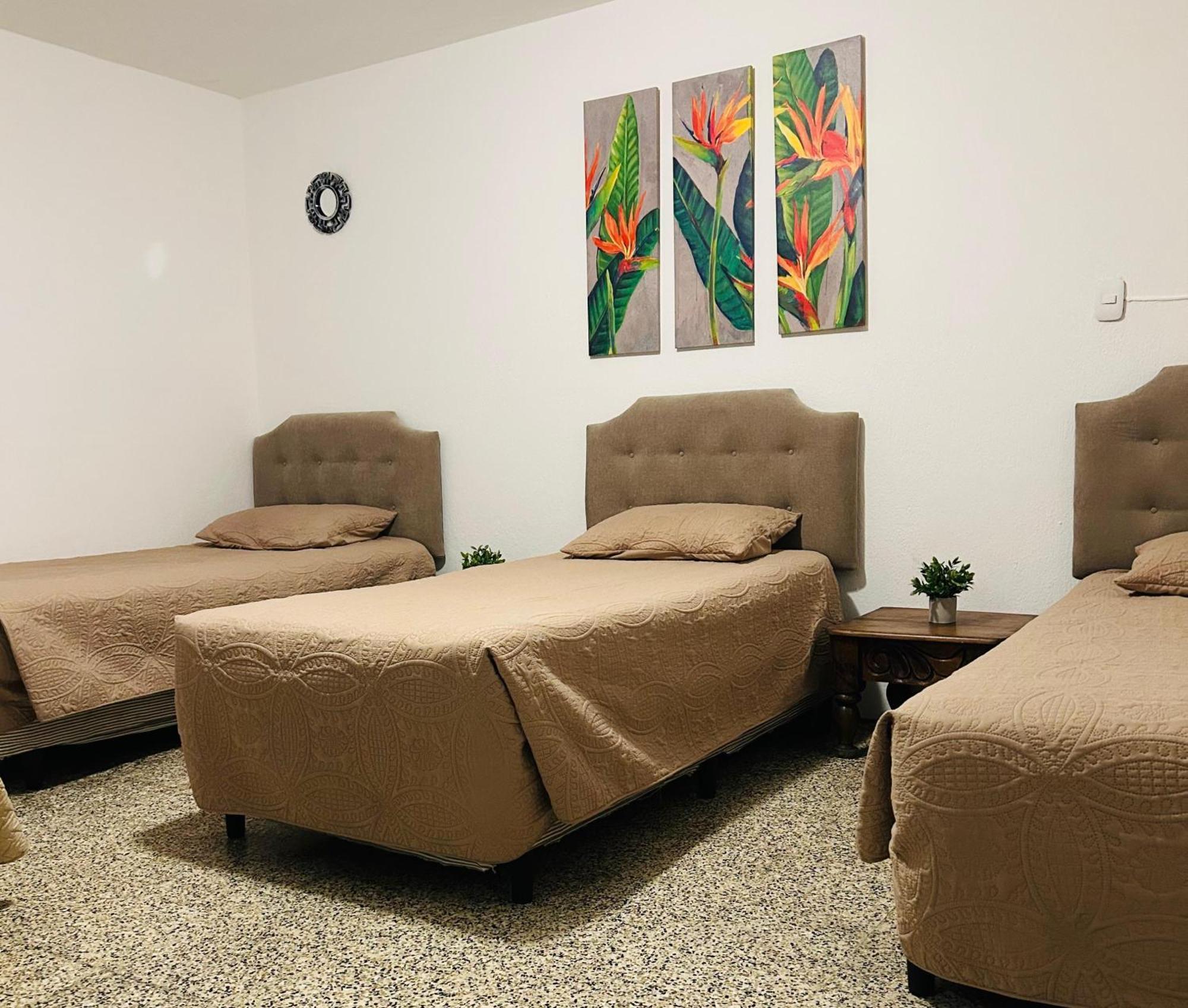 Hostal Los Volcanes Guatemala City Exterior photo