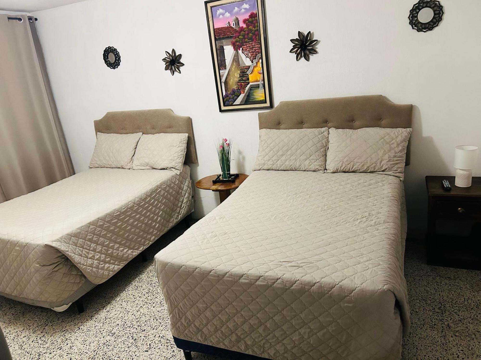 Hostal Los Volcanes Guatemala City Exterior photo